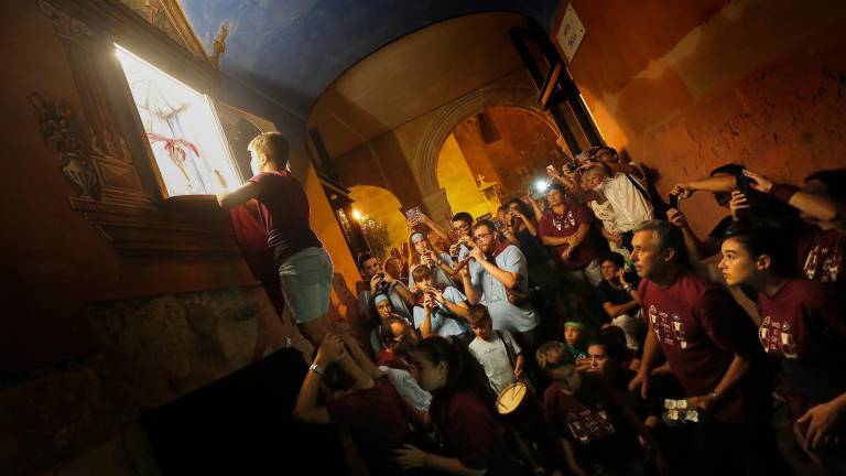 Moment en el que els membres de la Moixiganga canvien el mocador a la patrona de la ciutat. Es fa al vespre de cada 18 de setembre. FOTO: Pere Ferré