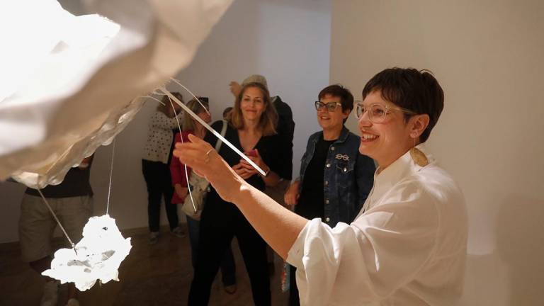 $!La escultora reusense Ariadna Parreu durante la presentación de la exposición en el Museu d’Art Modern. FOTO: PERE FERRÉ