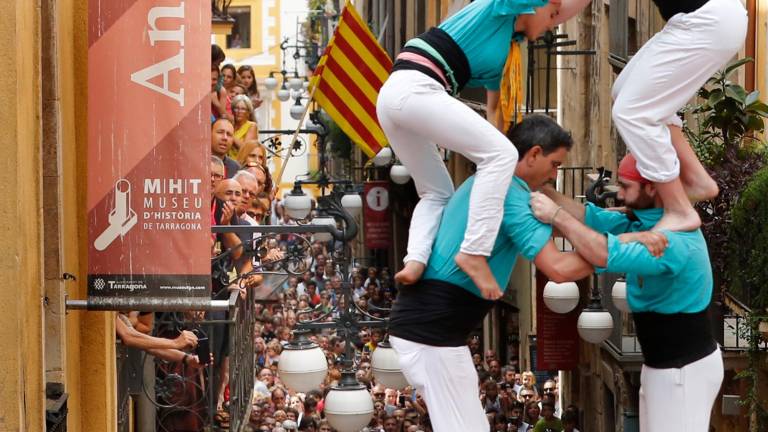 Imagen del año 2020, con ciudadanos en el balcón del Antic Ajuntament de la calle Major. Foto: Pere Ferré