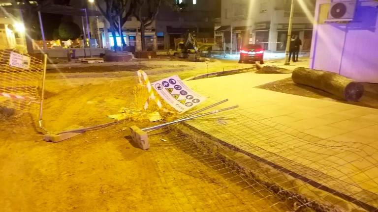 El conductor impactó con un coche y luego rompió las vallas hasta terminar en la plaza en obras. FOTO: Policia Local