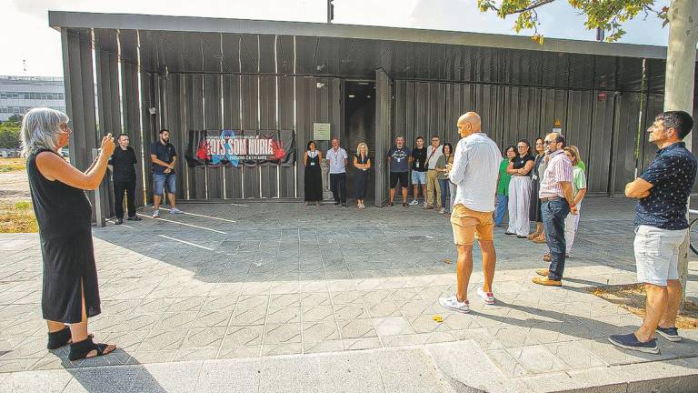 Los trabajadores del Centre Penitenciari Obert protagonizaron un minuto de silencio. foto: Marc Bosch