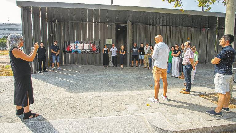 Los trabajadores del Centre Penitenciari Obert protagonizaron un minuto de silencio. foto: Marc Bosch