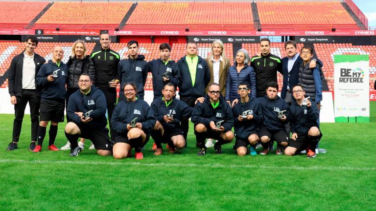 Los 11 árbitros de Be My Referee Championship, junto con los impulsores del evento. Foto: Àngel Ullate