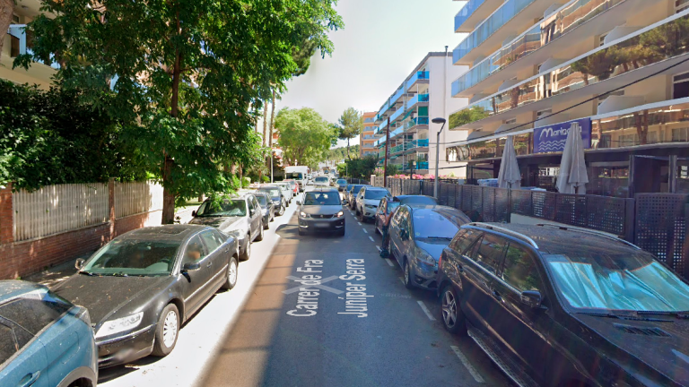 El atraco fue cometido en la calle Fra Juníper Serra de Salou. Foto: Google