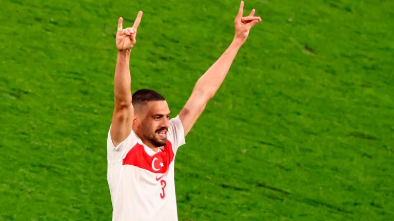$!La UEFA podría sancionar el delantero turco Demiral por el gesto que hizo tras el segundo gol de Turquía ante Austria, en clara alusión a un grupo de extrema derecha turca. Foto: EFE