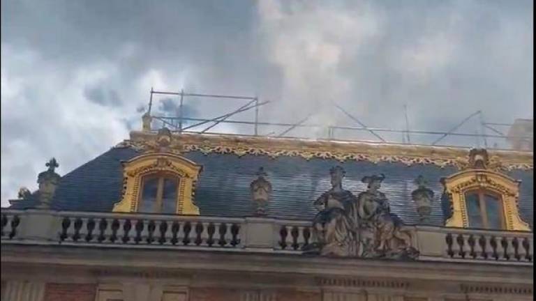 La alerta surgió al detectarse humo en el interior del palacio. Foto: @aschapire en X
