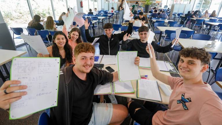 Por fin de vacaciones. Un grupo de estudiantes esta mañana en la cafetería del Campus Catalunya tras terminar las pruebas. Foto: Pere Ferré
