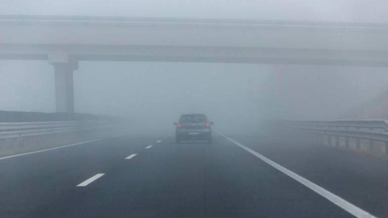 Imagen de archivo de una carretera con niebla. Foto: EFE