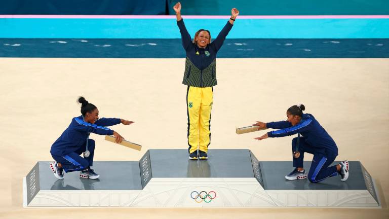 Rebeca Andrade recibe la reverencia de Biles y Chiles. Foto: efe