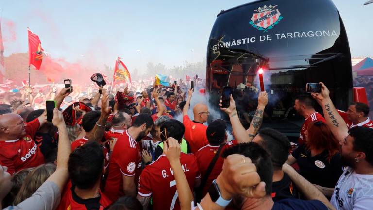 El recibimiento de la afición del Nàstic a los jugadores, que llegaron en autobús. Foto: Pere Ferré