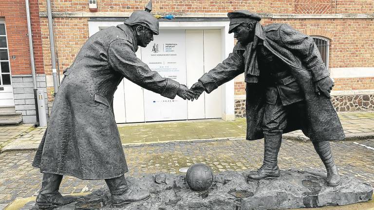 El artista Andrew Edwards plasmó el espíritu de la ‘Tregua de Navidad’ en la escultura ‘All Together Now’. Foto: W.C.