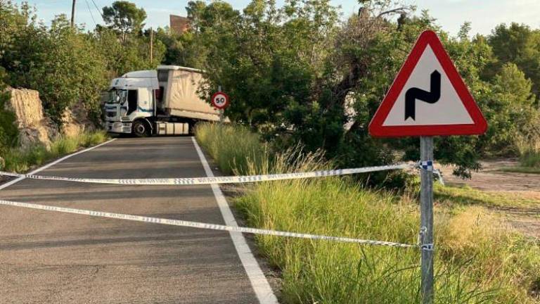 $!La carretera quedó cortada a las once de la noche del jueves.