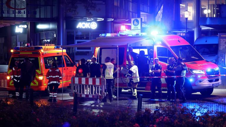 La Policía pidió a la población que proporcionara indicios o imágenes del momento de la agresión. Foto: EFE