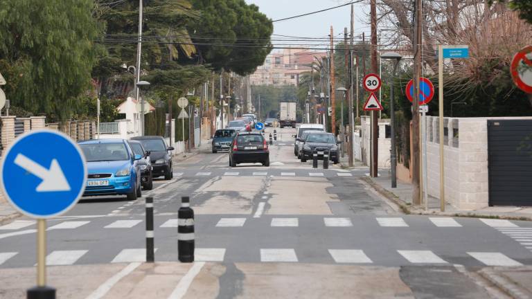 Remodelar la calle Orquídees, arteria principal de La Llosa, es una larga reivindicación del barrio. Foto: DT