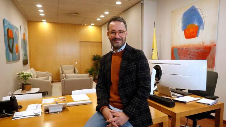 El alcalde de Vila-seca, Pere Segura, en su despacho. PERE FERRÉ