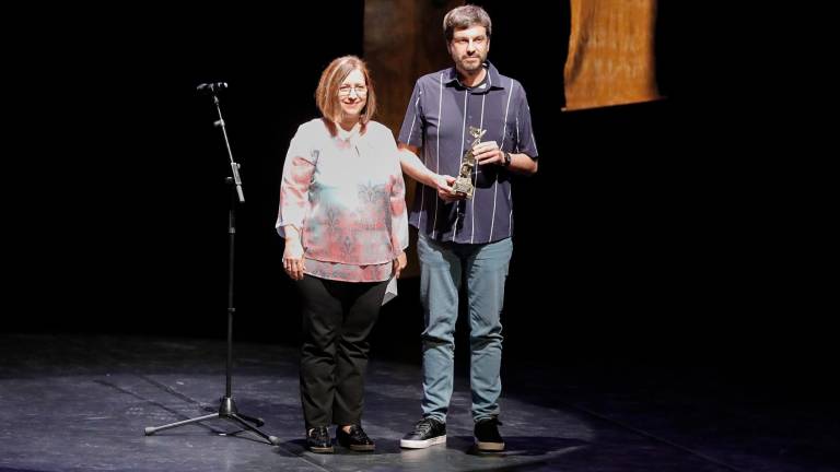 $!Ramon Macià recogió el Premi de narrativa curta per Internet Tinet por el relato ‘Enlairament’, la historia de una pareja, una historia de amor un tanto especial por su carácter ambiguo. FOTO: PERE FERRÉ