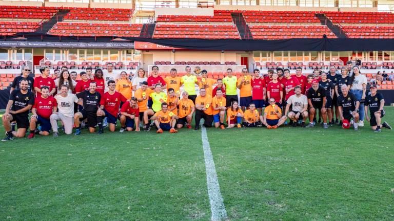 Foto de familia del equipo de ‘Be My Referee’ en el campo del Nàstic. FOTO: Àngel Ullate