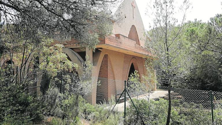 La iglesia de Sant Jordi se encuentra en una zona boscosa de Cap Salou, cerca de la carretera del Far. Foto: Alba Mariné