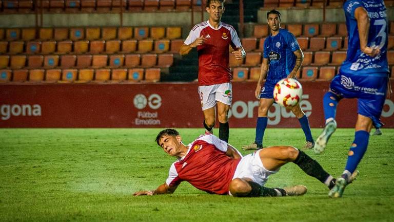 Marc Montalvo y Ander Gorostidi coincidieron en el once inicial frente al Amorebieta en Urritxe. foto: nàstic