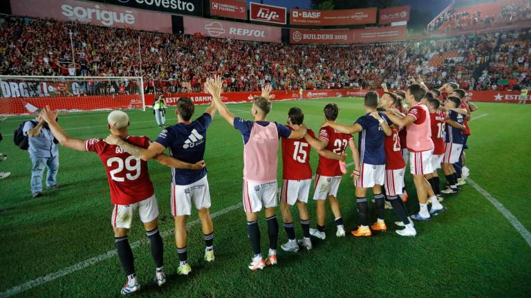 $!Los jugadores celebraron la victoria con la afición. Foto: Pere Ferré