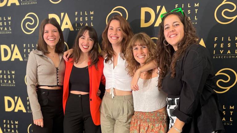 Clàudia, Mònica y el resto del equipo de Un sol radiant en la gala del D’A FilmLab’22. FOTO: CEDIDA