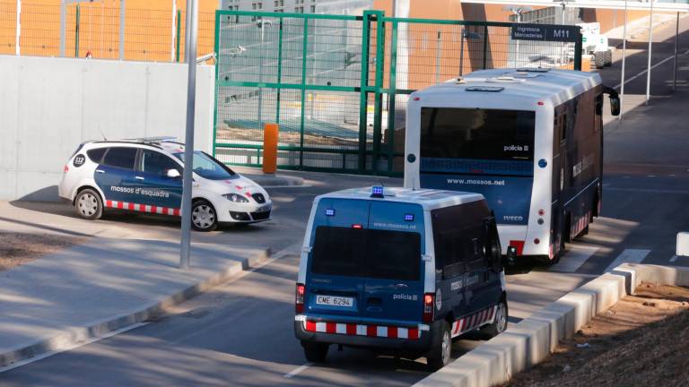 Patrullas de Mossos en el centro penitenciario de Mas d’Enric.