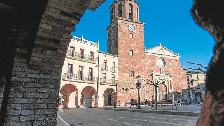 La Plaça Major de Prades y la iglesia de Santa María. FOTO: S. García