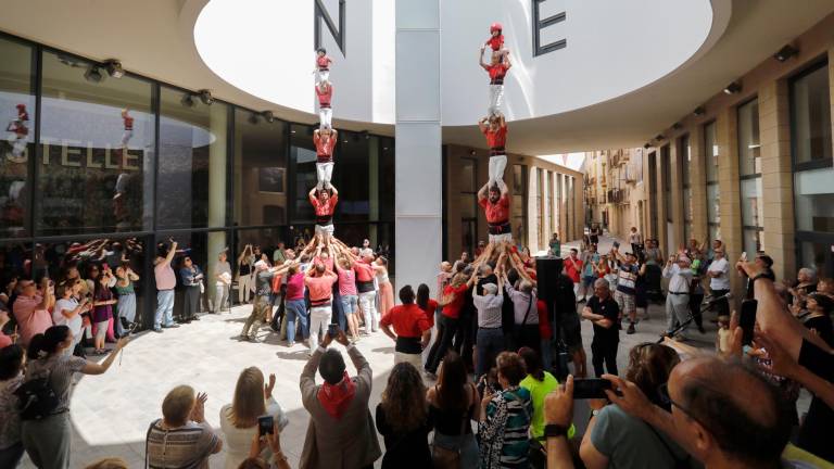 La Colla Vella i la Colla Joves dels Xiquets de Valls van cloure l’acte amb els dos pilars d’homenatge davant del Museu Casteller. Foto: Pere Ferré