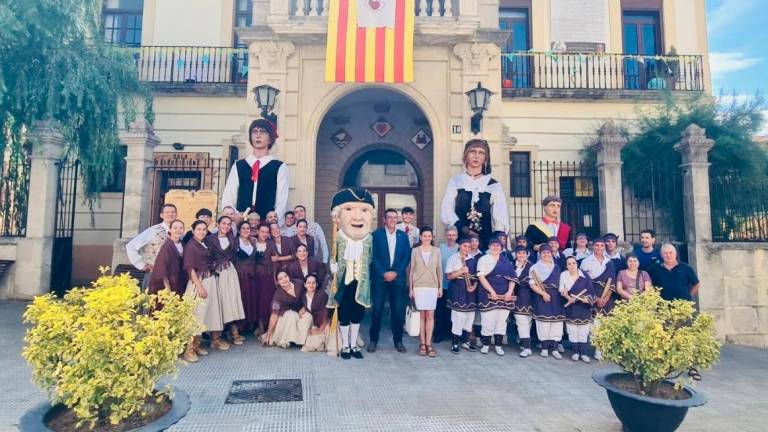 Primera diada de les festes tradicionals d’arrel a Cornudella de Montsant, 2024. Amb la presència de l’alcaldessa de Cornudella, Meritxell Cardona, i el president de l’associació per la difusió del folklore, Ivan Besora. foto: cedida/Ajuntament de cornudella de montsant