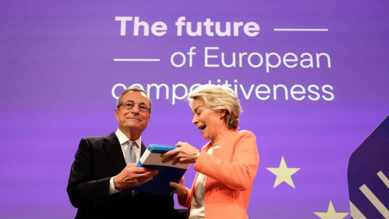 Mario Draghi, autor del informe Draghi, junto a la presidenta de la Comisión Europea, Ursula von der Leyen. Foto: EFE