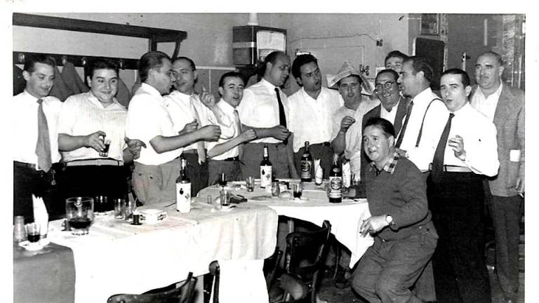 Moments distesos al bar Gol, l’any 1953. Foto: Arxiu Juan Francisco Calvet Huerta/ Tarragona Antiga