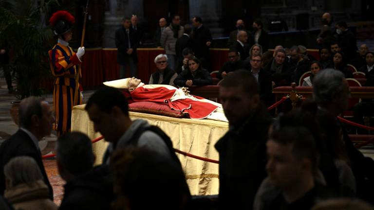 $!Benedicto XVI es despedido por miles de fieles en la basílica de San Pedro