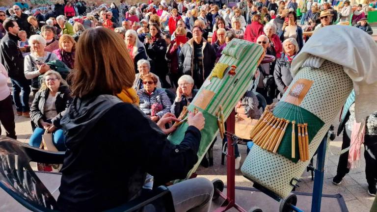 $!La Trobada de puntaires mostra l’artesania típica de l’Arboç.