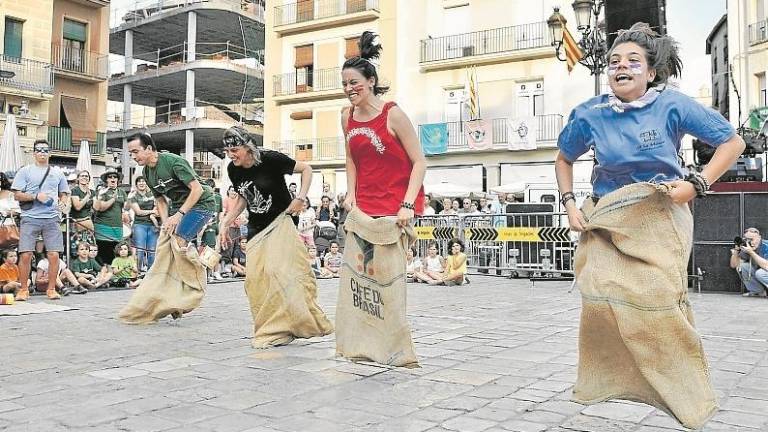 La cursa de sacs va ser una de les proves m&eacute;s c&ograve;miques de la ‘competici&oacute;’.  Foto: Alfredo Gonz&aacute;lez