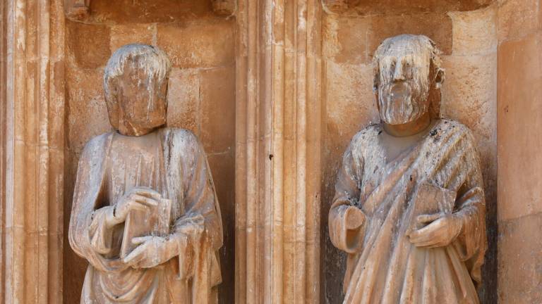 Algunas estatuas de los apóstoles están tan afectadas que ya no se les ve ni el rostro. Foto: Pere Ferré
