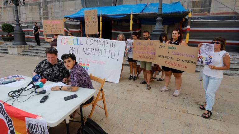Presentación ayer por la tarde de las entidades del Camp de Tarragona que organizan el Orgullo este viernes. FOTO: Pere Ferré