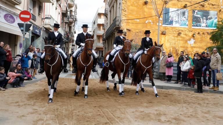 $!Jinetes realizando una exhibición durante el recorrido de los Tres Tombs. Foto: Pere Ferré/DT