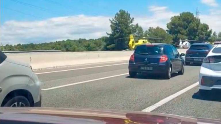 Un helicóptero del SEM ha aterrizado en los carriles sentido Tarragona de la autopista. Foto: DT