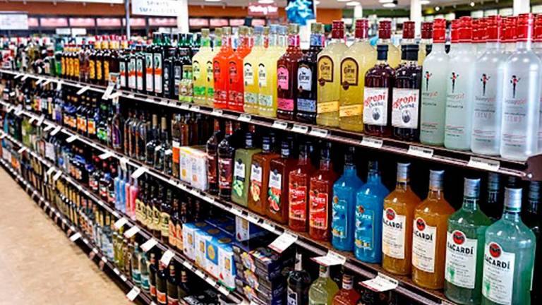 Muchos jóvenes compran alcohol en supermercados.