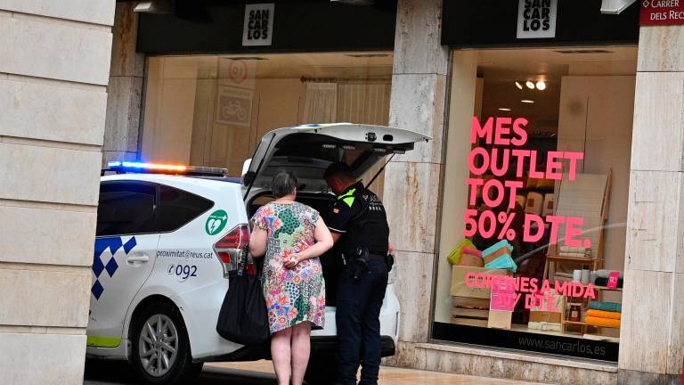 $!Una testigo hablando con un agente de la Guàrdia Urbana de Reus. Foto: A. González