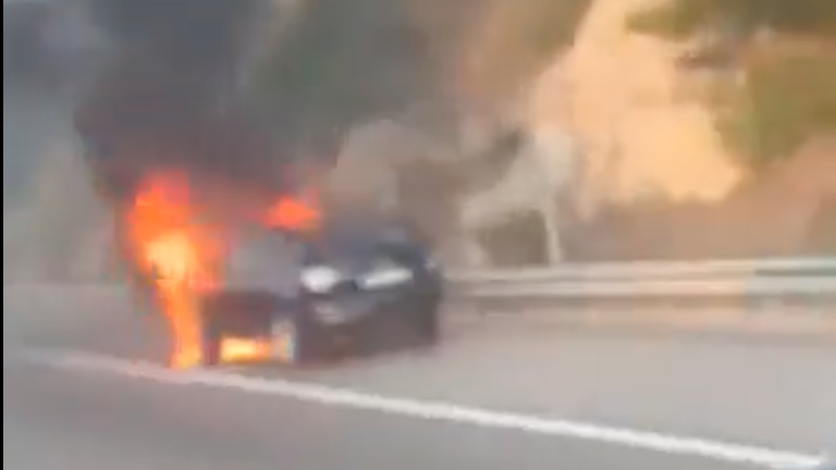 Imagen del coche incendiado en la AP-7 en Tarragona. Foto: X