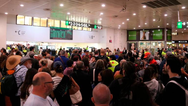 El vestíbulo de Sants, cercano a la zona de acceso a la alta velocidad, lleno de gente esperando poder acceder a las vías. Foto: ACN