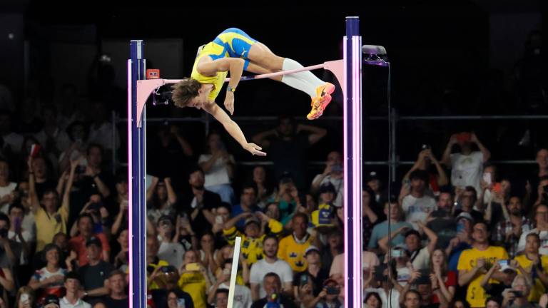 Momento exacto en el que Duplantis hace historia y salta más que nadie en los Juegos Olímpicos de París. foto: efe