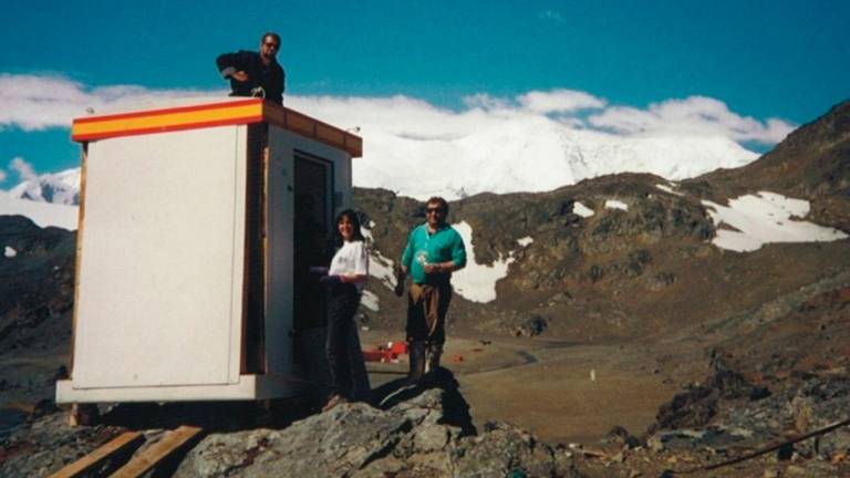 Muntatge d’una de les casetes que albergarien l’observatori geomagnètic, el 1995. Foto: Observatori de l’Ebre