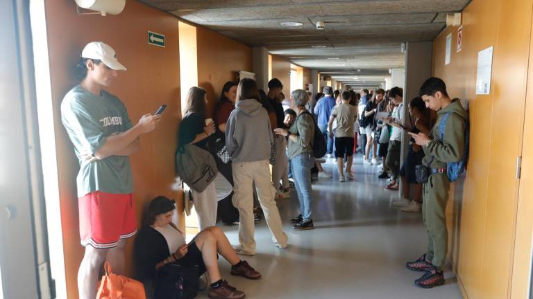 Alumnos antes de entrar al examen esta mañana en el campus Catalunya de la URV. Foto: Pere Ferré