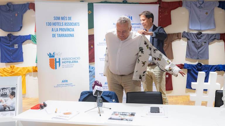 $!Josep Maria Rovira, president de la Cambra de Comerç de Valls, va rebre la mítica jaqueta de cuina de l’AEHT. FOTO: ÀNGEL ULLATE