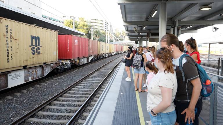 Imagen de un tren de mercancías pasando por la estación de Tarragona. Foto: Pere Ferré