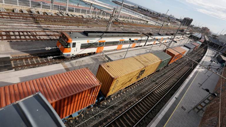 Un tren de mercancías pasando por la estación de Tarragona. Foto: Pere Ferré/DT