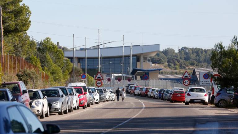 Imagen de archivo de los coches aparcados en el vial de acceso a la estación de alta velocidad. Foto: Pere Ferré