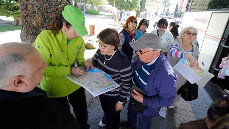 Un grupo de cruceristas en Tarragona recibe información para su estancia en la ciudad, en una imagen del pasado mes de abril. FOTO: pere ferré/DT
